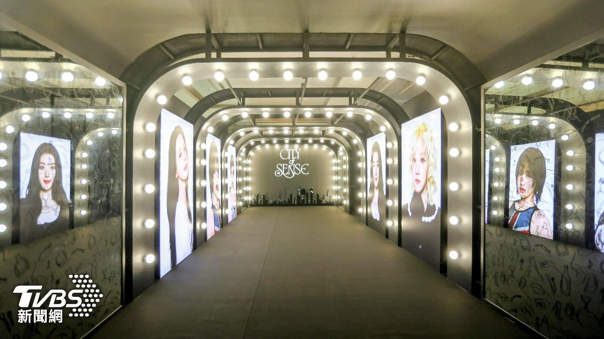 一進到展場就能看到美輪美奐的燈光隧道。（圖／張哲鳴攝）