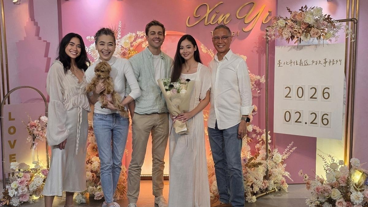 謝沛恩夫妻(中)與媽媽賴佩霞(左二)、爸爸、妹妹戶政事務所結婚登記合照。(圖/繁星浩月提供)