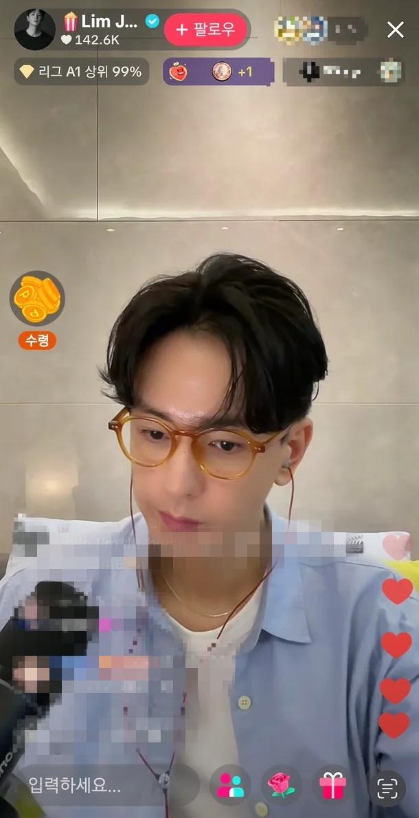林周煥還開TikTok直播比賽網友斗內金額。(圖/翻攝自韓網)