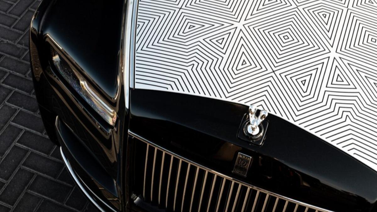雙色車身與光影細節，低調中蘊含戲劇張力。（圖／Rolls-Royce）