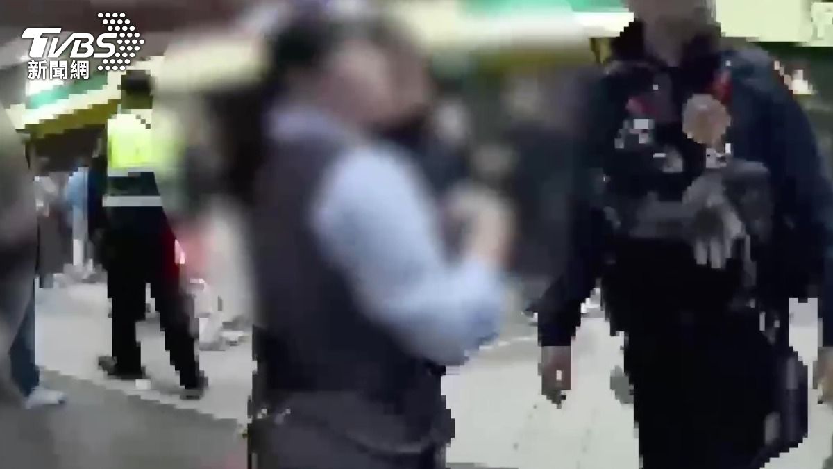 警方向站務人員了解情況。(圖/TVBS)