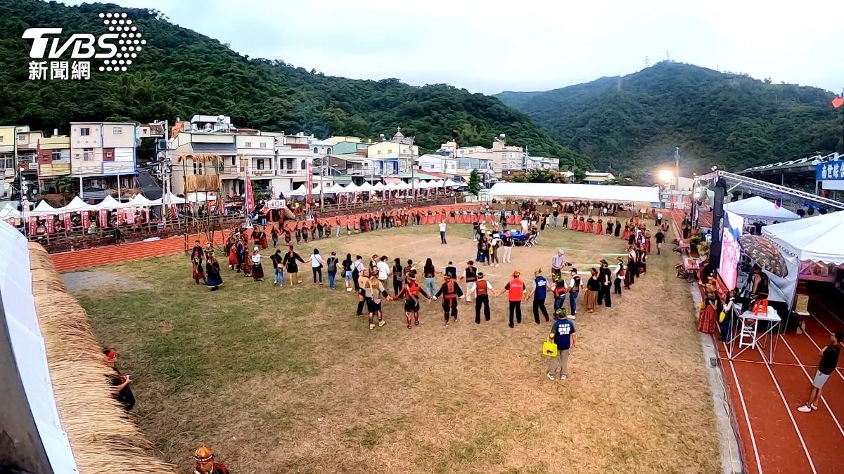 祭典最後都以「圍舞」做收。同心圓代表和解和歡樂,舞步學自靈動的百步蛇。(圖/柯勝雄攝)