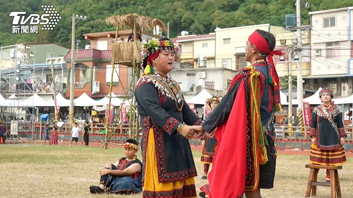 收穫祭裡哼唱古調的不再只有長者,開始有年輕人參與。這是2025年修法,讓歲時祭儀有3天假後的最大收穫。(圖/柯勝雄攝)