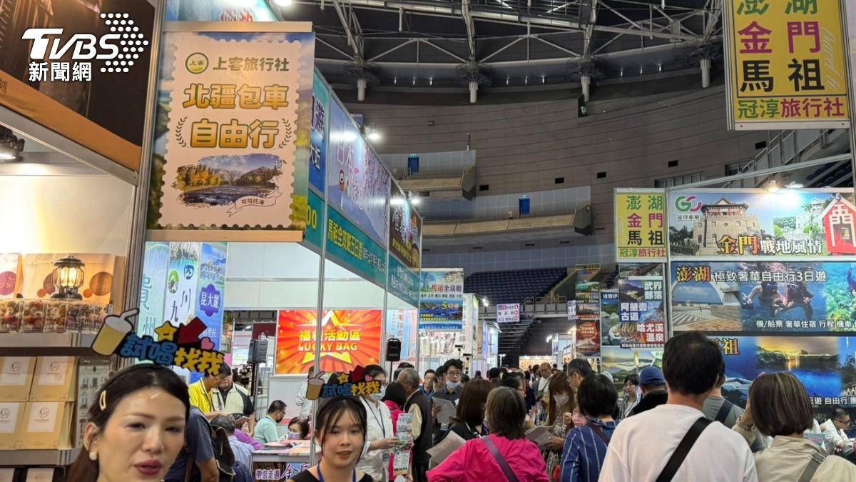 2026 高雄巨蛋春季旅展人潮滿滿。(圖/林雅婷攝)