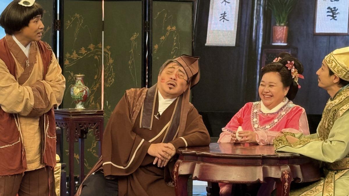 胡瓜(左二)展現「老臘肉」魅力與鍾欣凌(右二)火辣互動。(圖/華視提供)