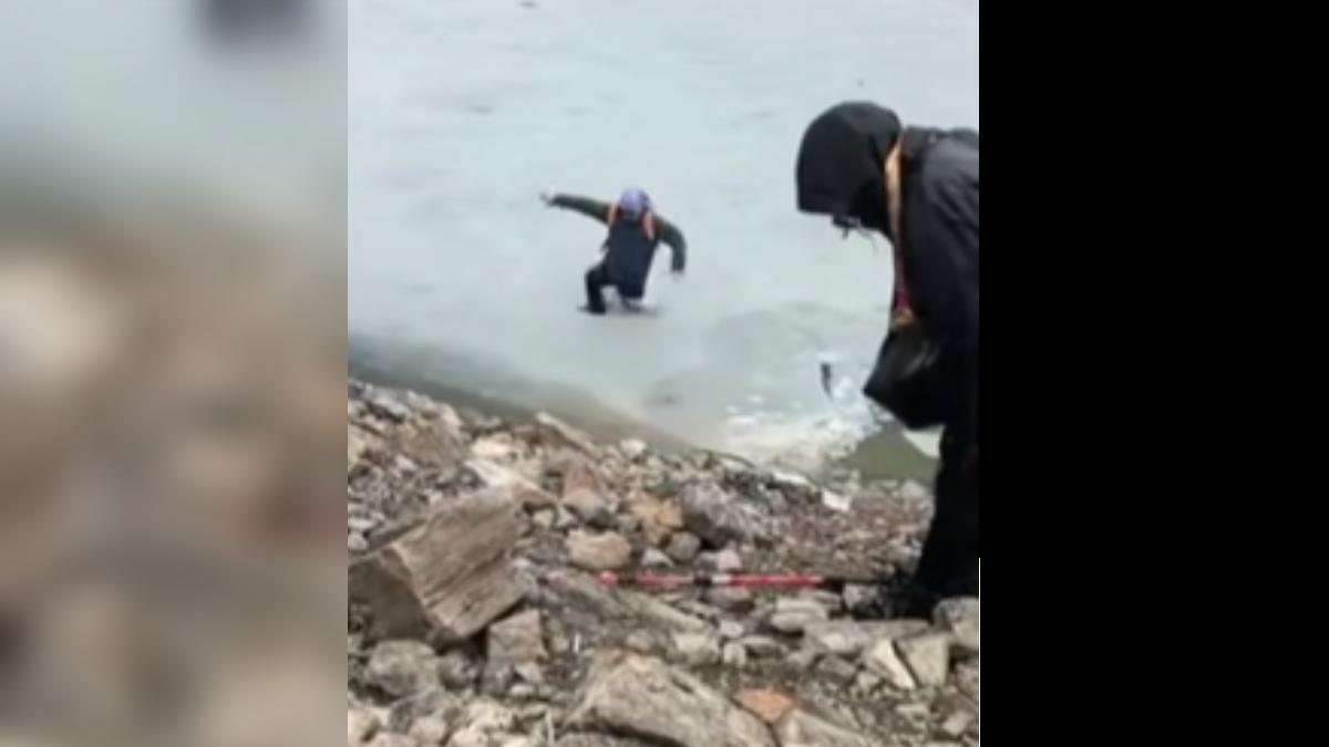 4名大陸遊客困在雲南德欽縣梅里雪山風景區的浮冰中央,回到岸邊時不慎踩破冰層落水。(圖/抖音)