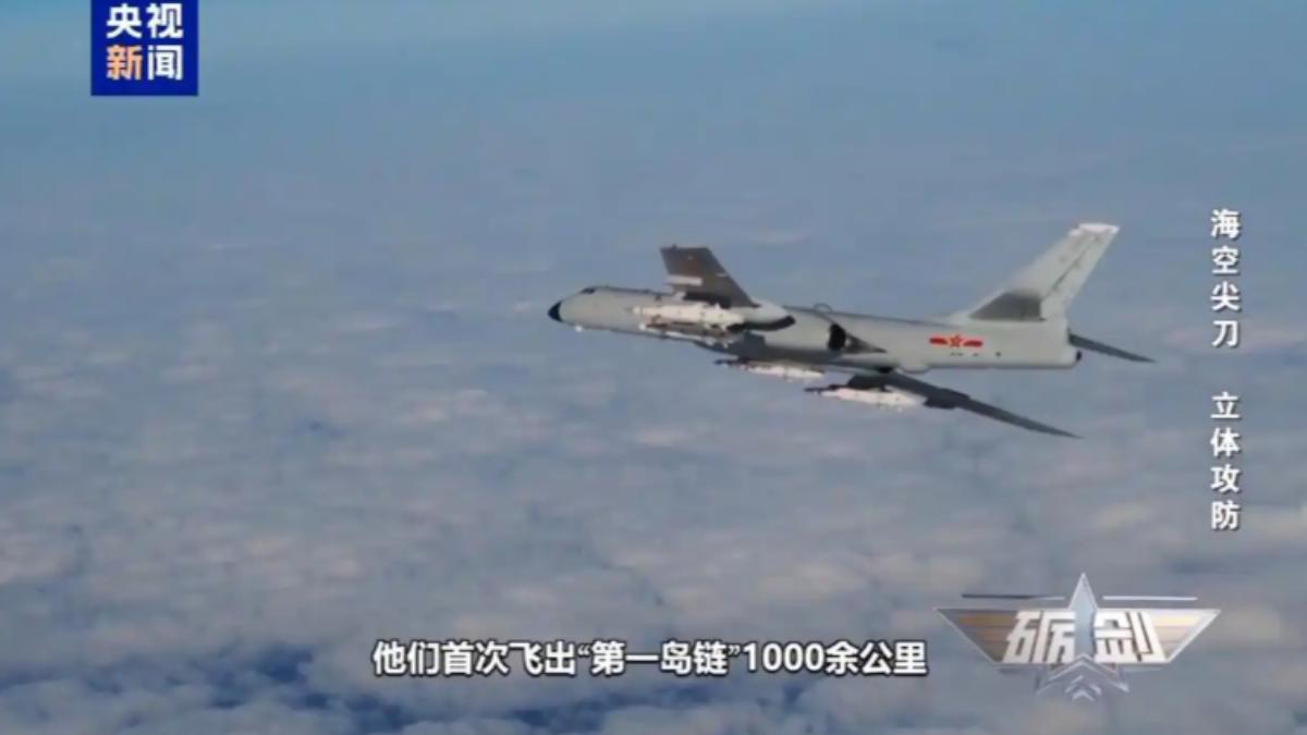 轟6K首次飛出第一島鏈1000多公里。(圖/央視)