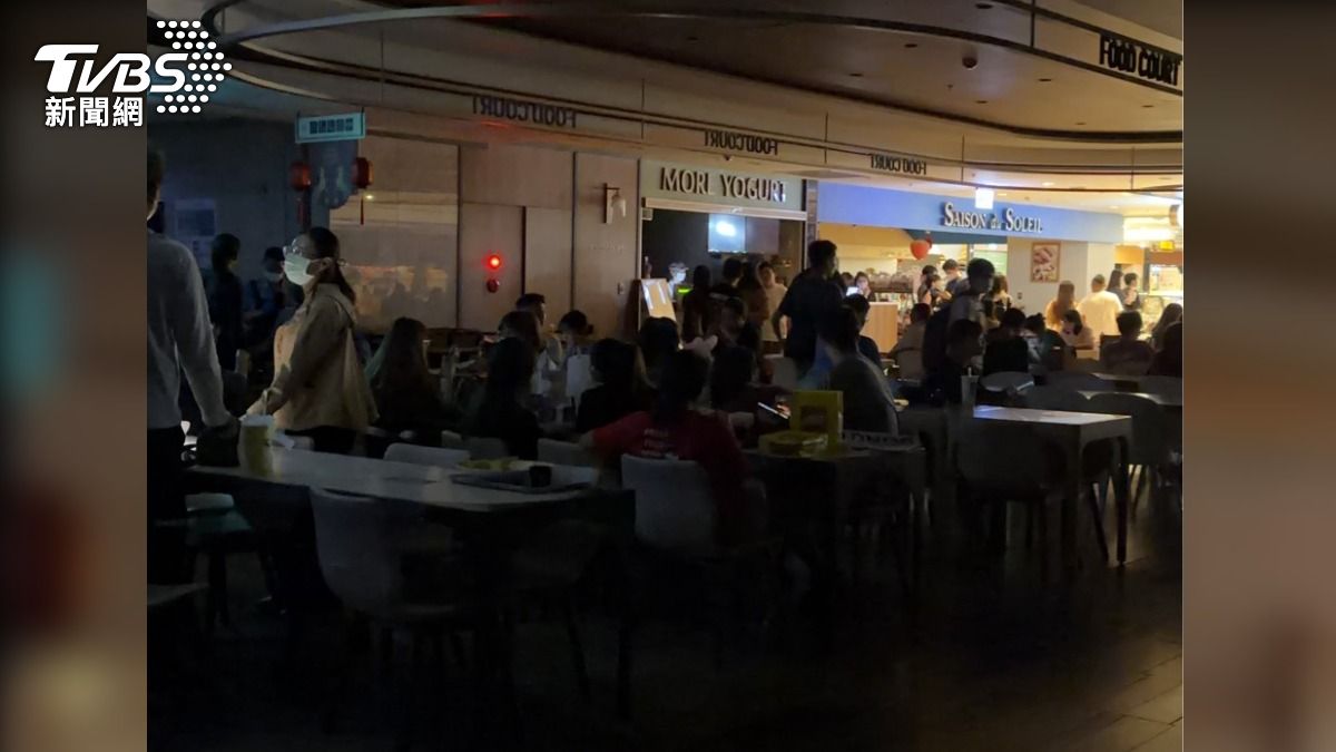 快訊／高雄義享天地無預警大停電！顧客逛街突「一片黑」嚇壞