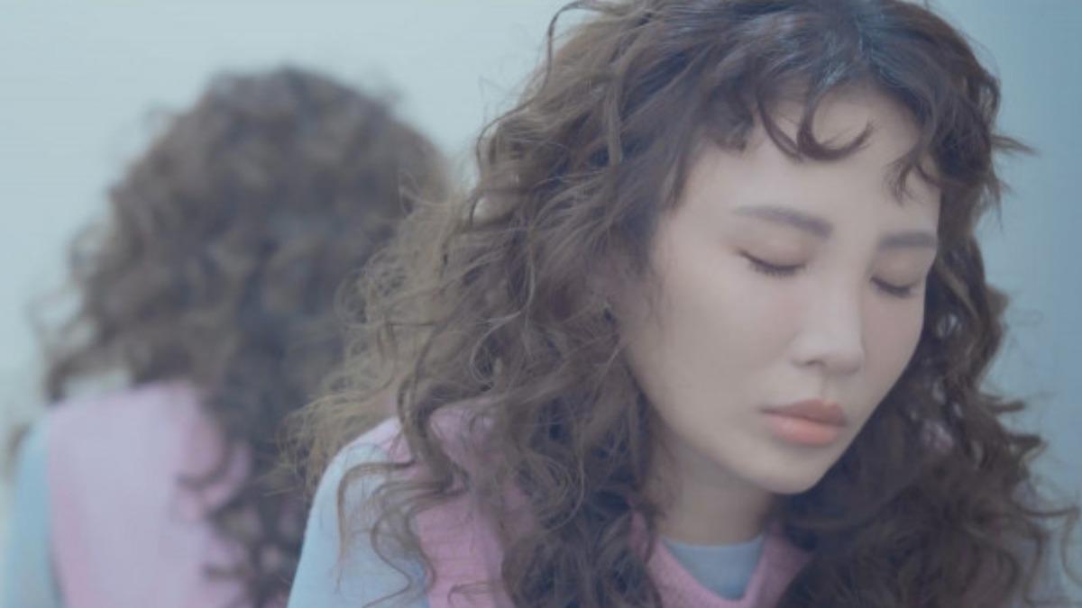 《深度安靜》找來金曲歌后魏如萱親自創作演唱宣傳曲並拍攝MV。(圖/風起娛樂提供)