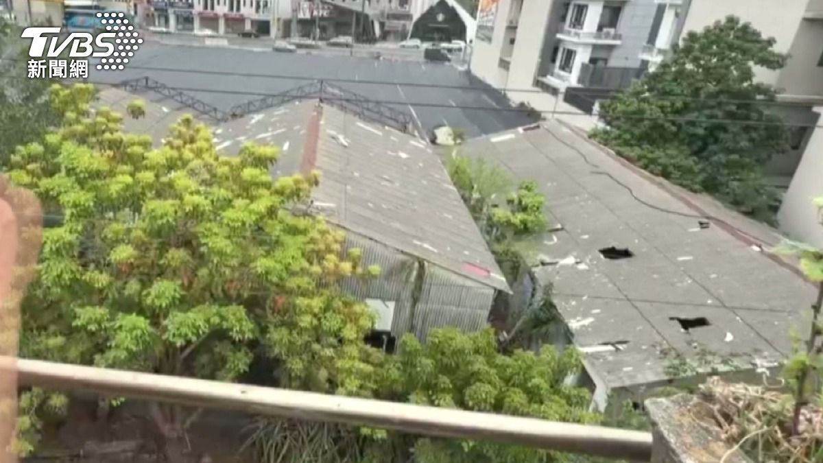 颱風吹飛石棉瓦毀民宅，縣府拒國賠。(圖為遭控閒置的北港轉運站石棉屋頂／TVBS。)