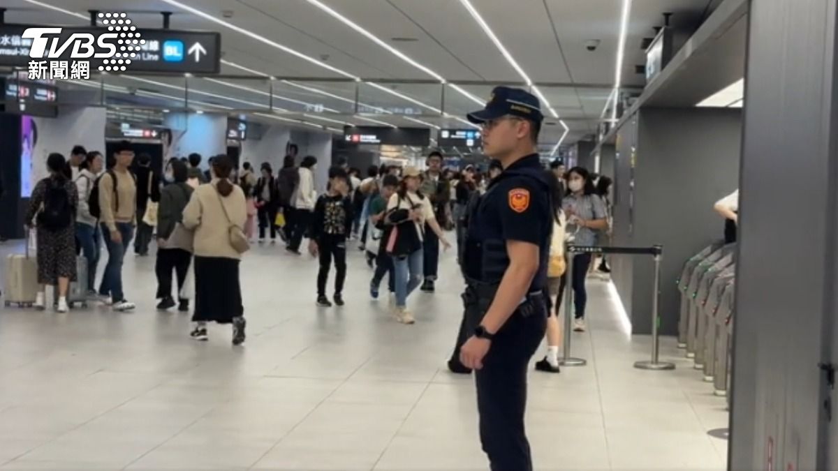 捷警與保安大隊,一同輪流巡守捷運站,針對人潮多的地方,加派警力。(圖/TVBS)