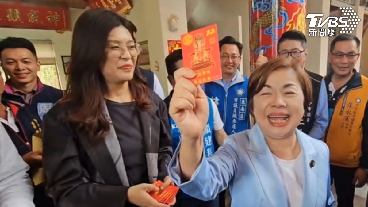 與楊瓊瓔台中宮廟參拜合體！鄭麗文大讚：我的好姐妹。（圖／TVBS）
