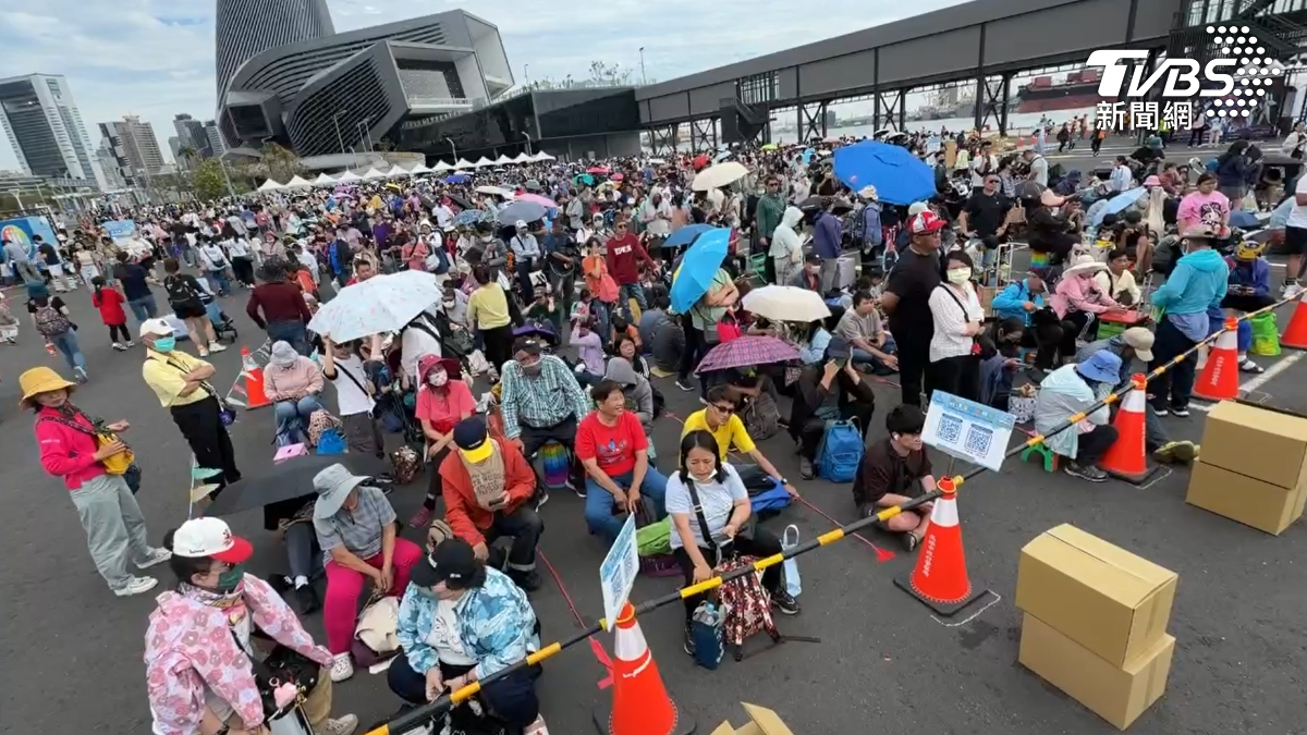 228連假首日，高雄18號碼頭湧入近萬人潮，民眾爭相排隊領取超人力霸王造型提燈。（圖／TVBS）