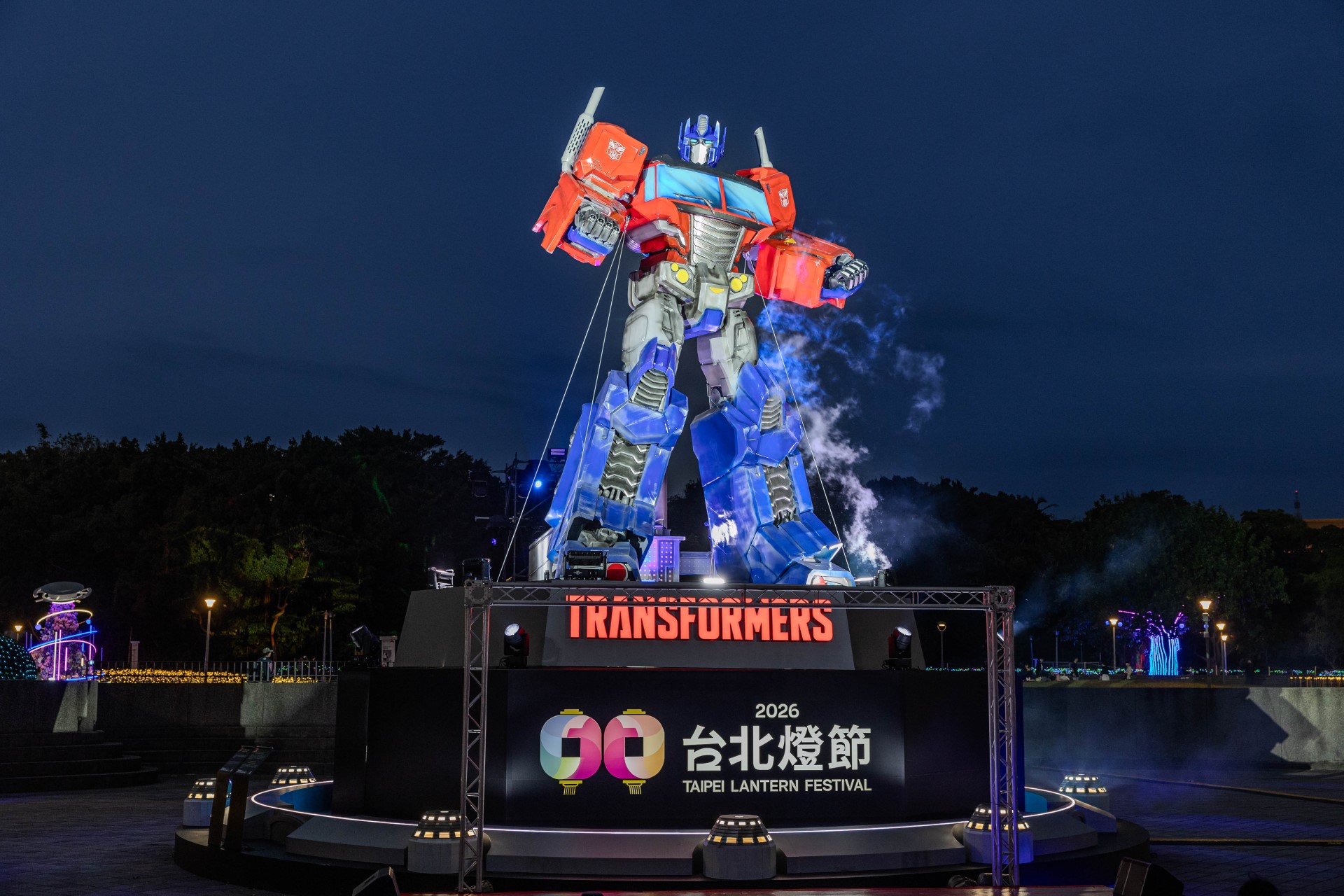▲台北燈節花博展區高達10公尺的變形金剛柯博文主燈,每30分鐘還有精彩展演。(圖片來源:臺北市政府觀光傳播局)