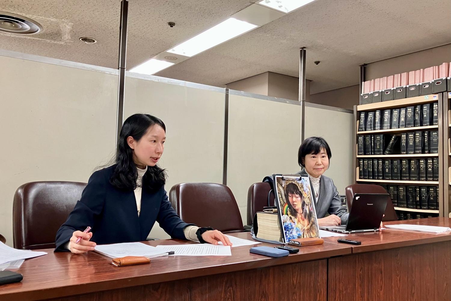 受害A女以畫像的方式現身,律師也表示會繼續針對學校上訴。(圖/翻攝自bengo4topics推特)