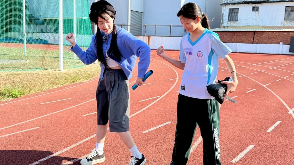 籃籃學習競走妙招。(圖/民視提供)