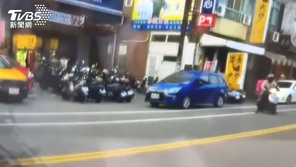 外送員跨雙黃線被攔!當街下跪求情仍開單,網兩派吵翻。(圖/民眾提供)