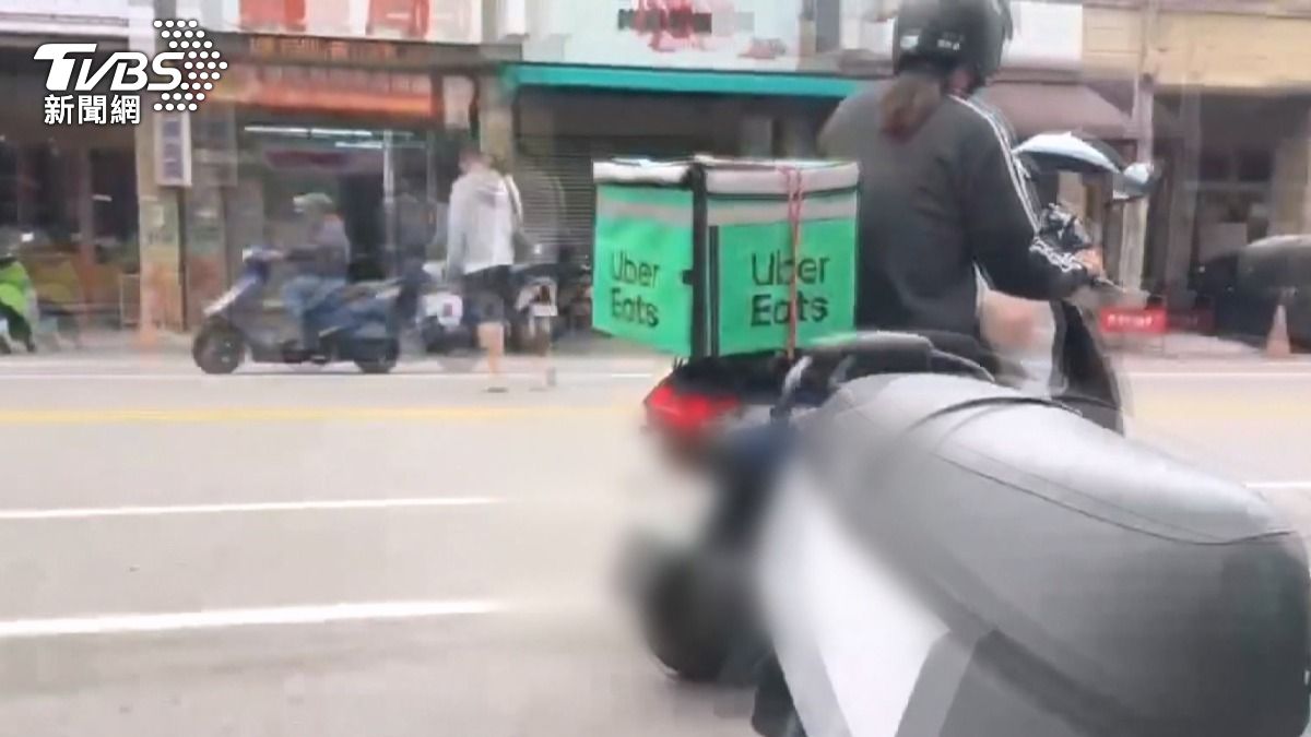 外送員一被攔下,情緒立刻失控,2名員警不斷耐心勸說,強調違規就是違規,最終仍依法開出900元罰單。