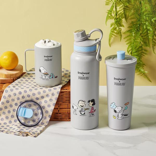 康寧xSNOOPY手提不鏽鋼大容量保溫瓶。(圖/翻攝自Corelle Brands 康寧餐具官網)