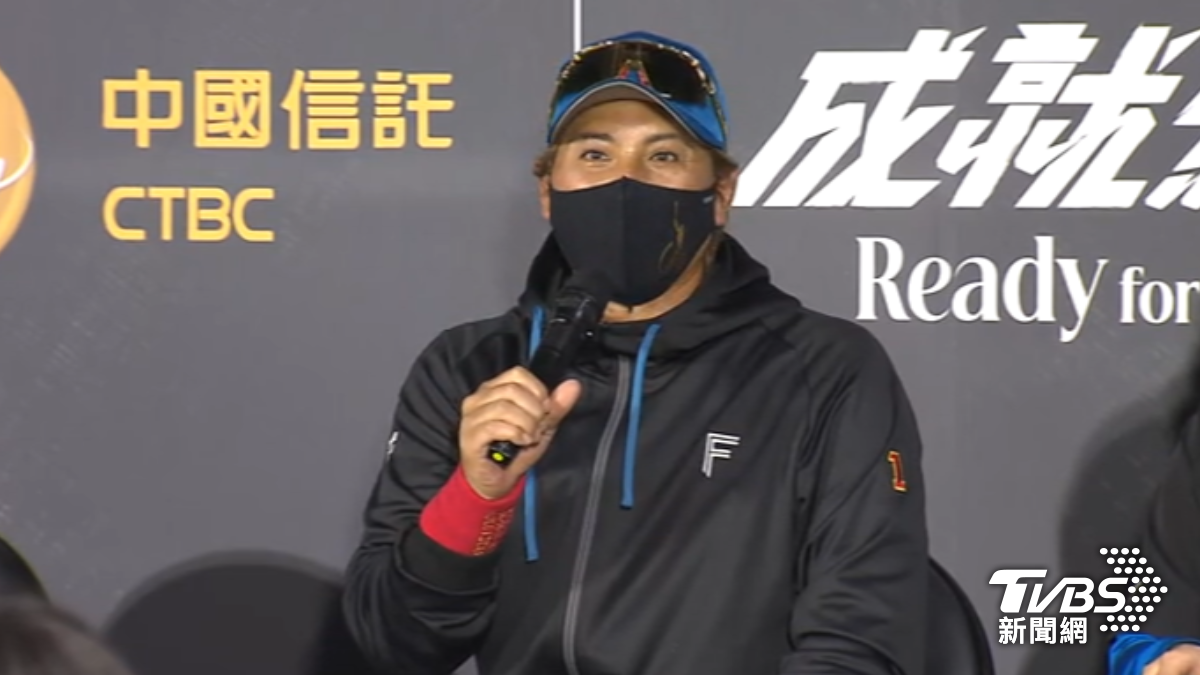日職火腿隊總教練新庄剛志發現，中華隊的外野手在準備守備時，手會撐著在等球。（圖／TVBS）