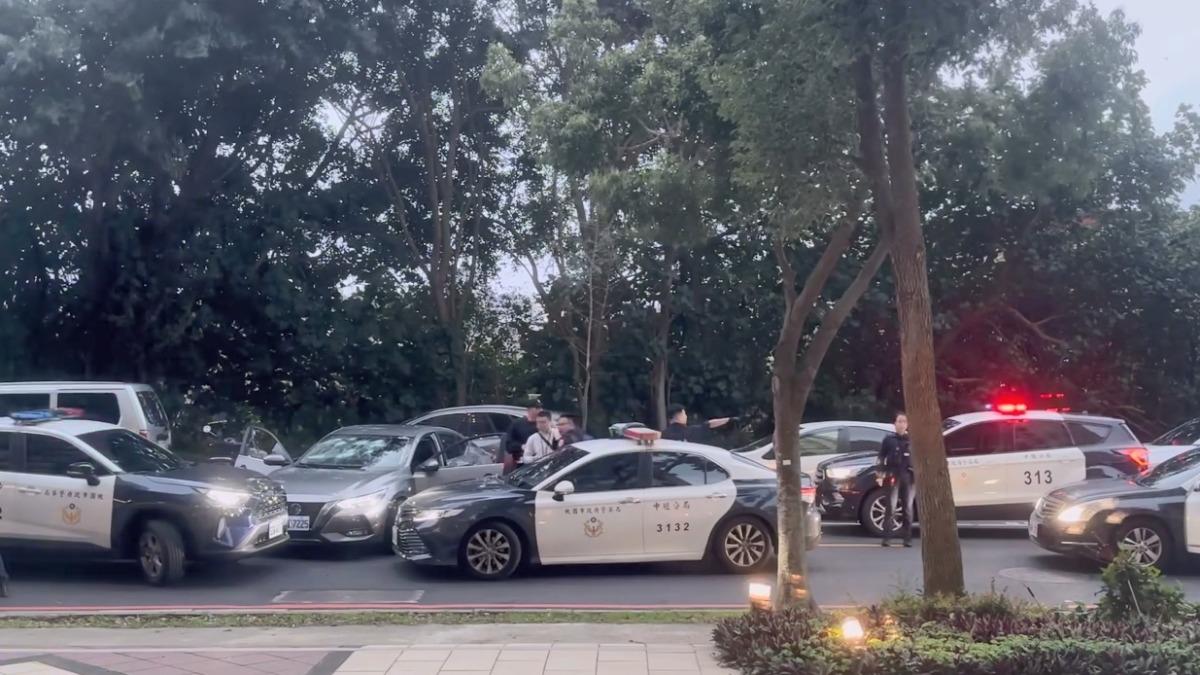 毒品通緝犯拒檢逃逸,中壢警方大陣仗圍捕。 (圖/ Threads @e770131 授權)
