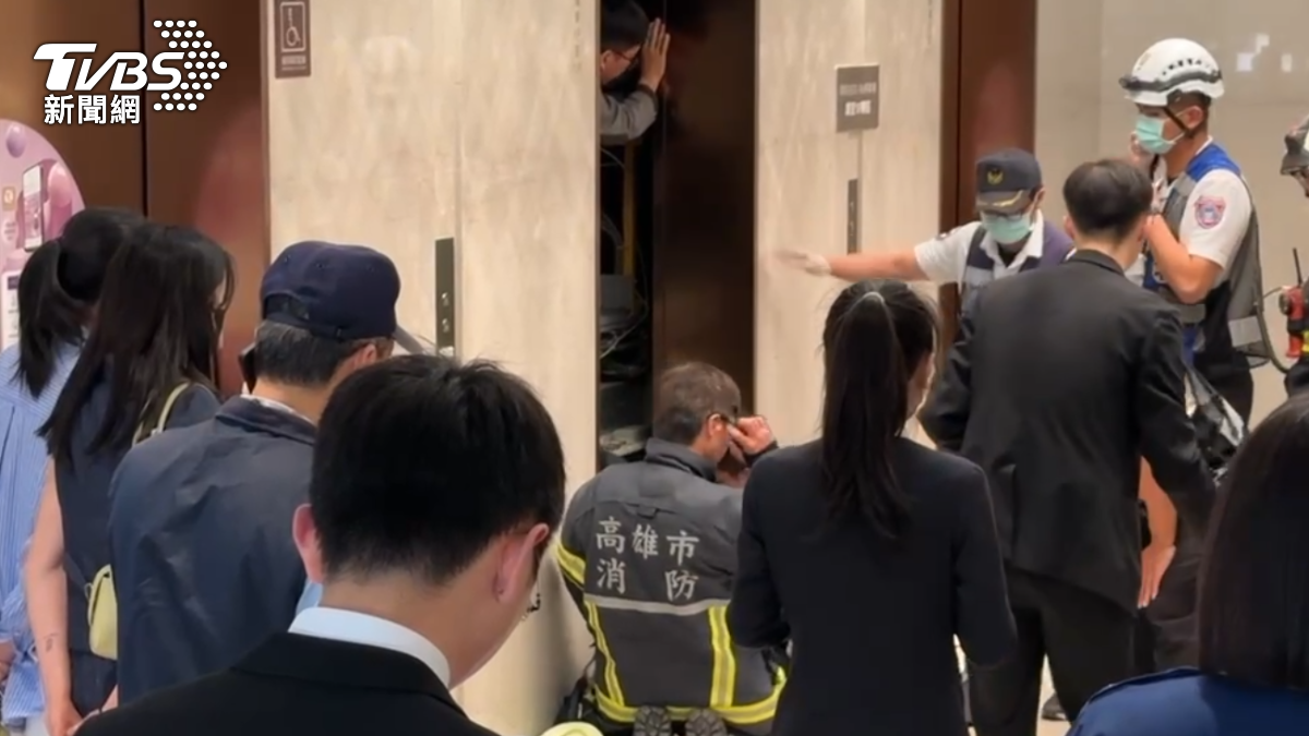 義享天地突大停電,11位民眾受困電梯,消防員緊急到場協助脫困。(圖/TVBS)