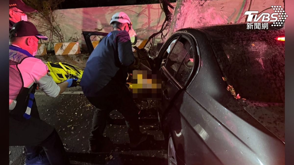 車輛撞擊導致消防栓破裂,現場噴出大量水柱,救護人員全力協助傷者脫困並送醫治療。(圖/TVBS)