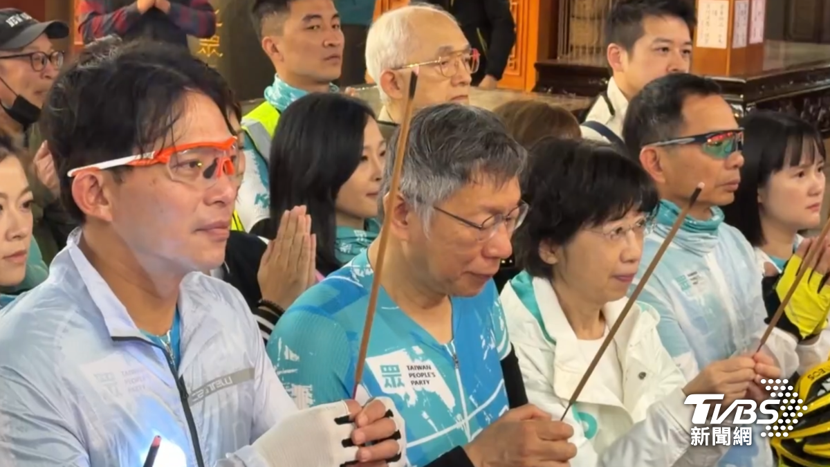 出發前柯文哲、黃國昌及多位黨內幹部先行參拜。(圖/TVBS)