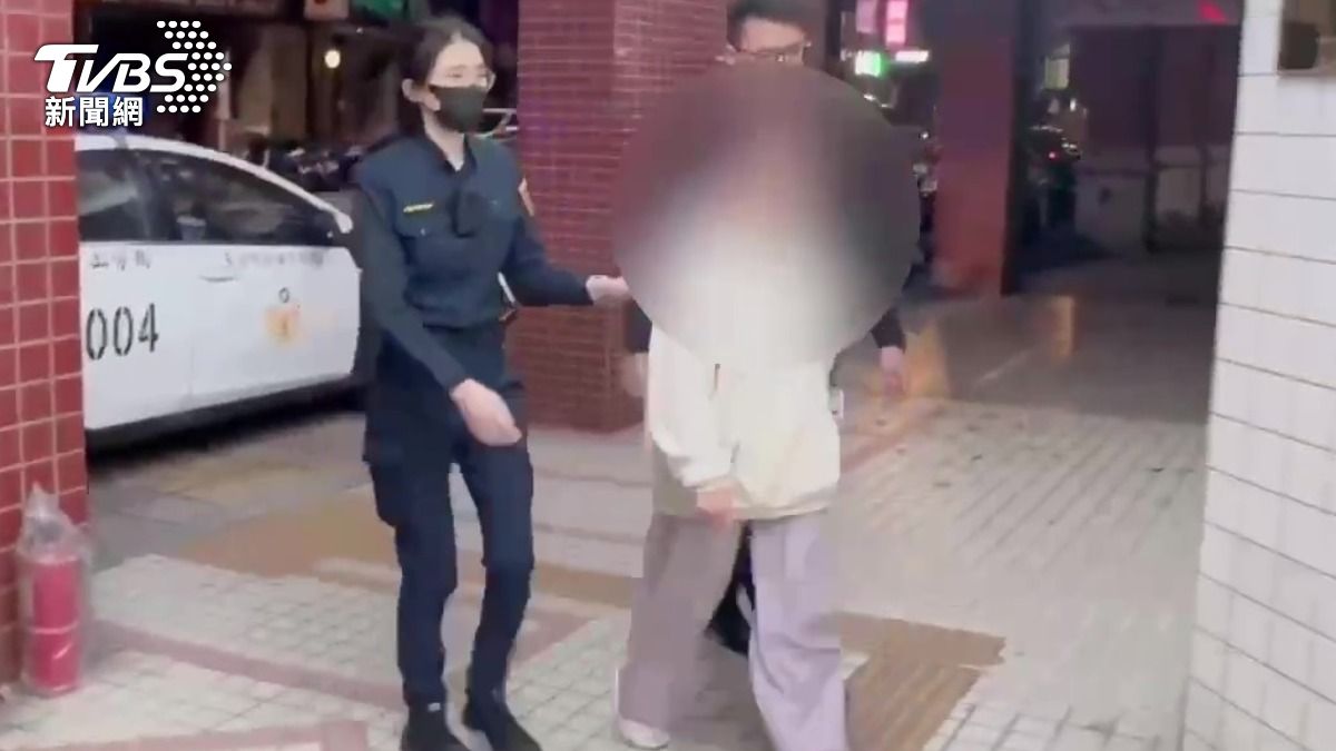 涉案女子在捷運站內被警方發現逮捕。（圖／TVBS）