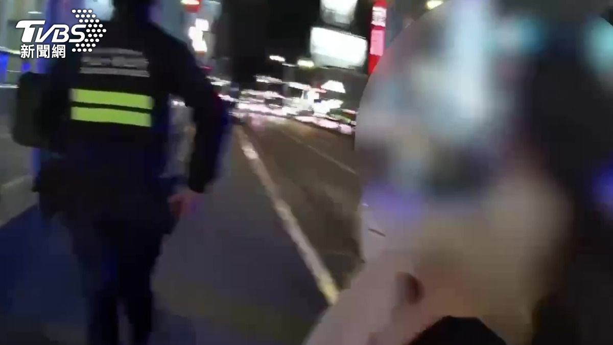 女子常在中山站周邊遊蕩,之前還在捷運內砸毀物品。(圖/TVBS)