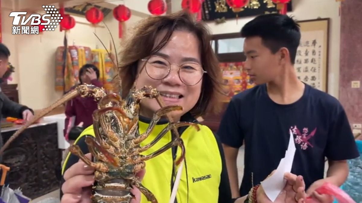 民眾連擲三個聖筊,帶回新鮮龍蝦。(圖/TVBS)