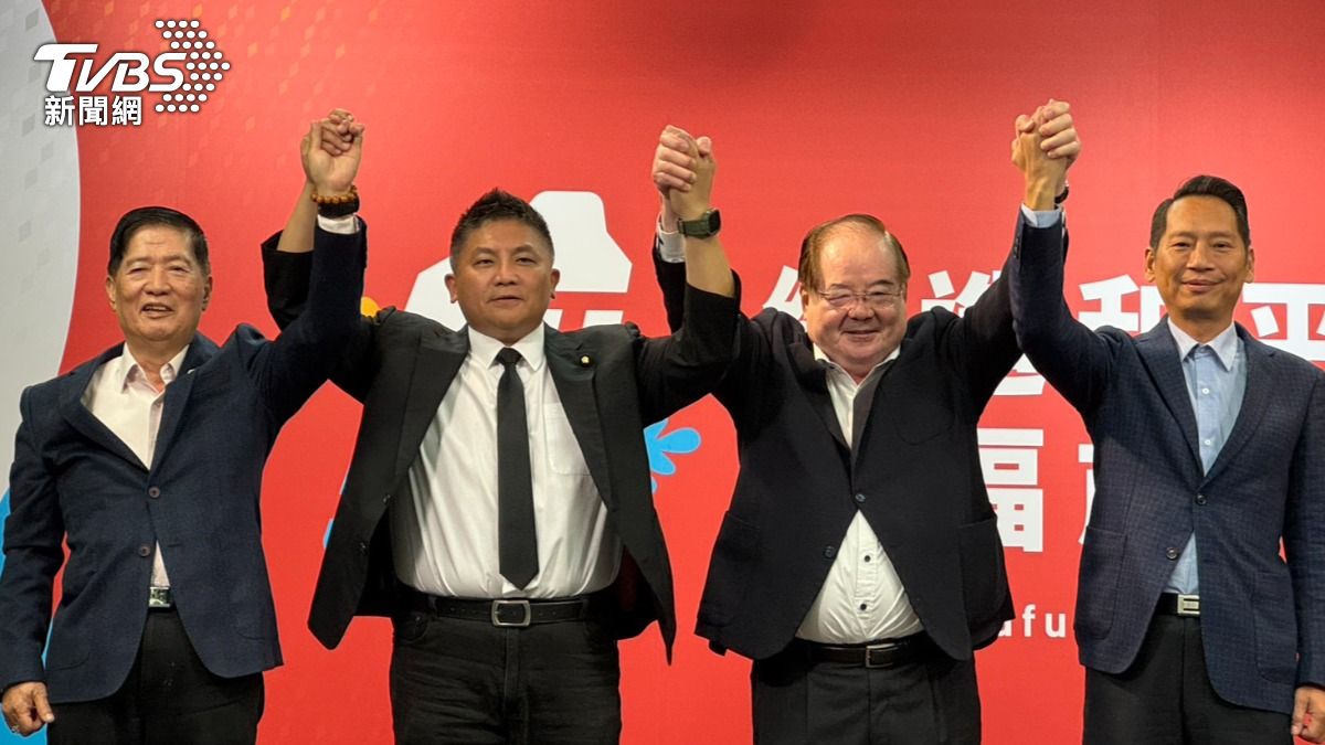 吳宗憲(左二)與張勝德(右)爭取藍宜蘭縣長提名。(圖/陳怡潔攝)
