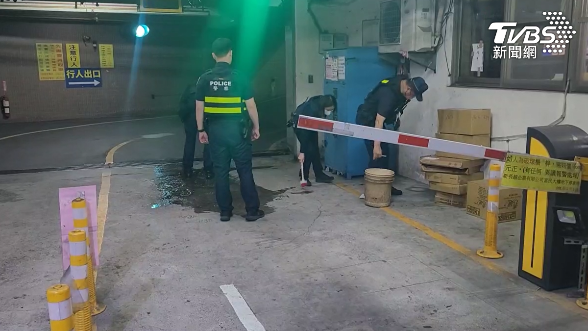 現場血跡噴濺，工作人員連忙以清水沖洗。（圖／TVBS）