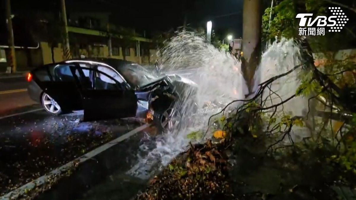 高雄岡山27日晚間發生一起死亡車禍,林姓男子載著友人高速撞上路邊消防栓。(圖/TVBS)