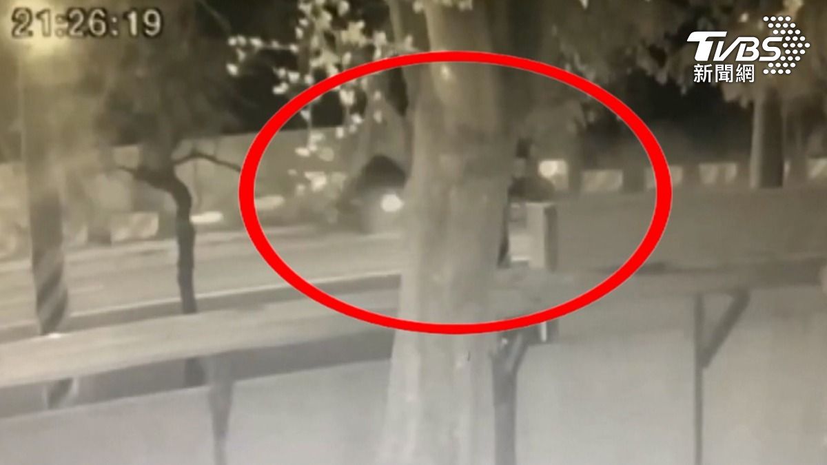 監視器畫面拍下一輛自小客車行駛中突然偏移,高速撞上路旁的消防栓。(圖/TVBS)