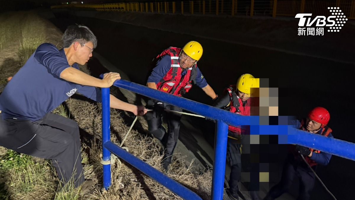 男童後續在下游處被發現,但警消救到他時已經明顯死亡。(圖/TVBS)