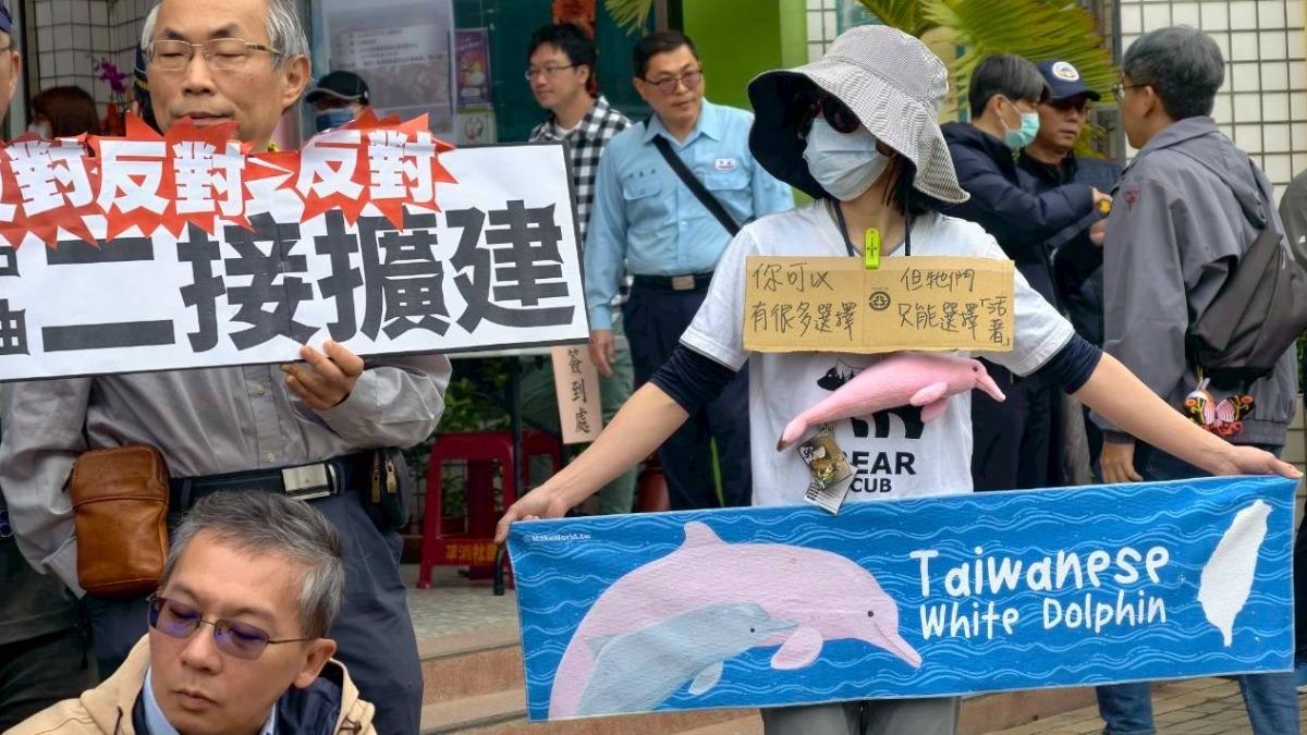 環團於昨(27)日舉行台中廠港外擴建(四期)計畫地方說明會,反對中油增建8座18萬公秉地上型LNG儲槽。(圖/中部環團)