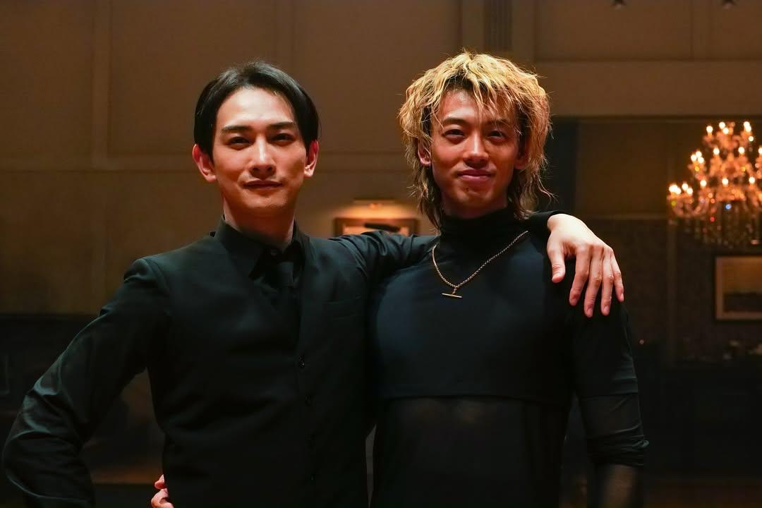 竹內涼真(右)去年跟町田啟太共演BL作品《10DANCE》。(圖/翻攝自竹內涼真IG)