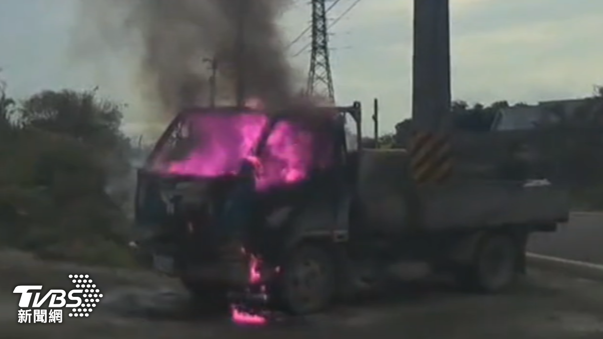 小貨車遭火舌吞噬。（圖／TVBS）