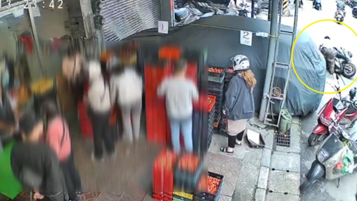 草莓老闆聽聞巨響攙扶自摔騎士,抓包對方酒駕。(圖/TVBS)