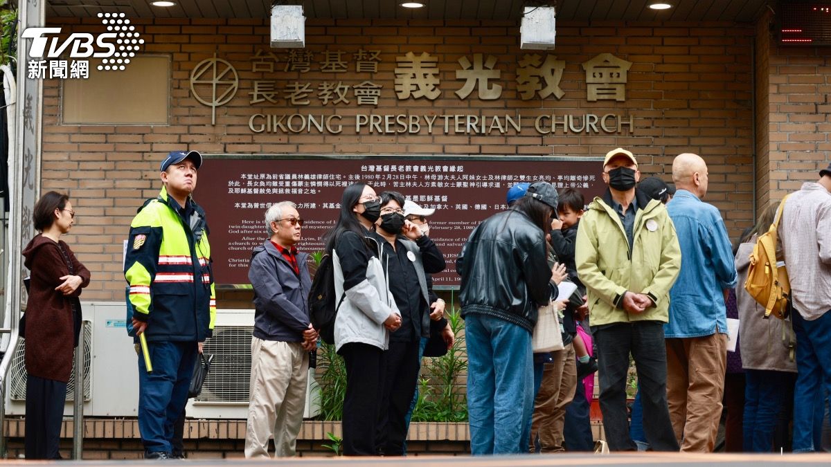 今有許多民眾前往義光教會追思。（圖／華子琛攝）