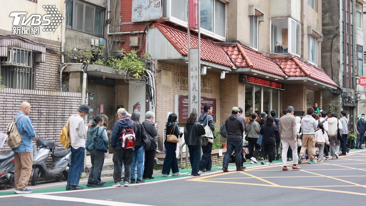 前往義光教會的民眾大排長龍。（圖／華子琛攝）