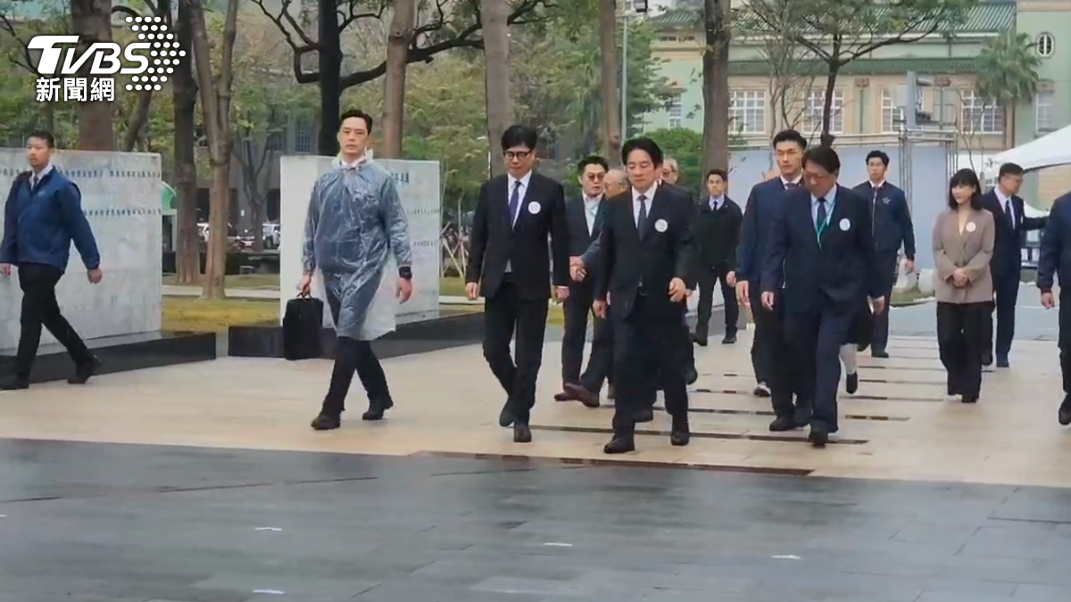 賴清德與潘孟安、卓榮泰、陳其邁等人獻花紀念受難者。（圖／林雅婷攝）