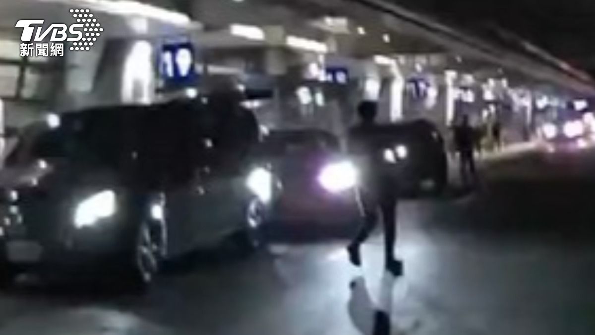 桃園機場航警攔查黃牛車時，被撞倒受傷。（圖／TVBS）