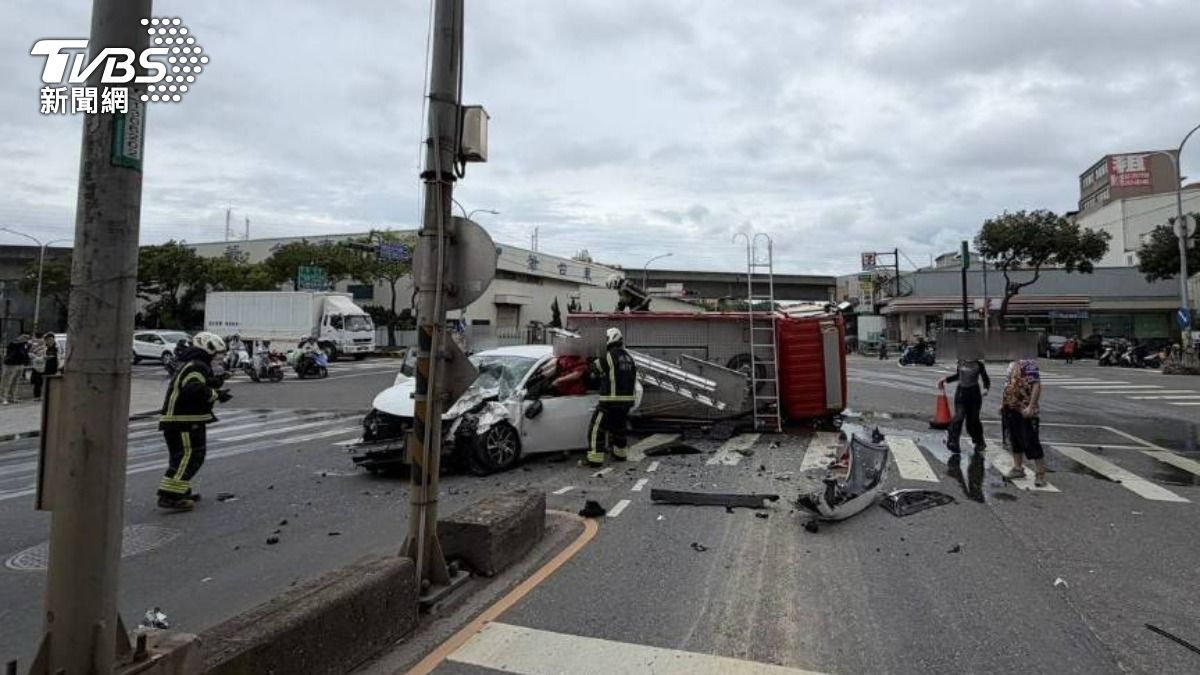 桃園消防車「遭撞側翻」，小客車爛毀7人傷。（圖／TVBS）