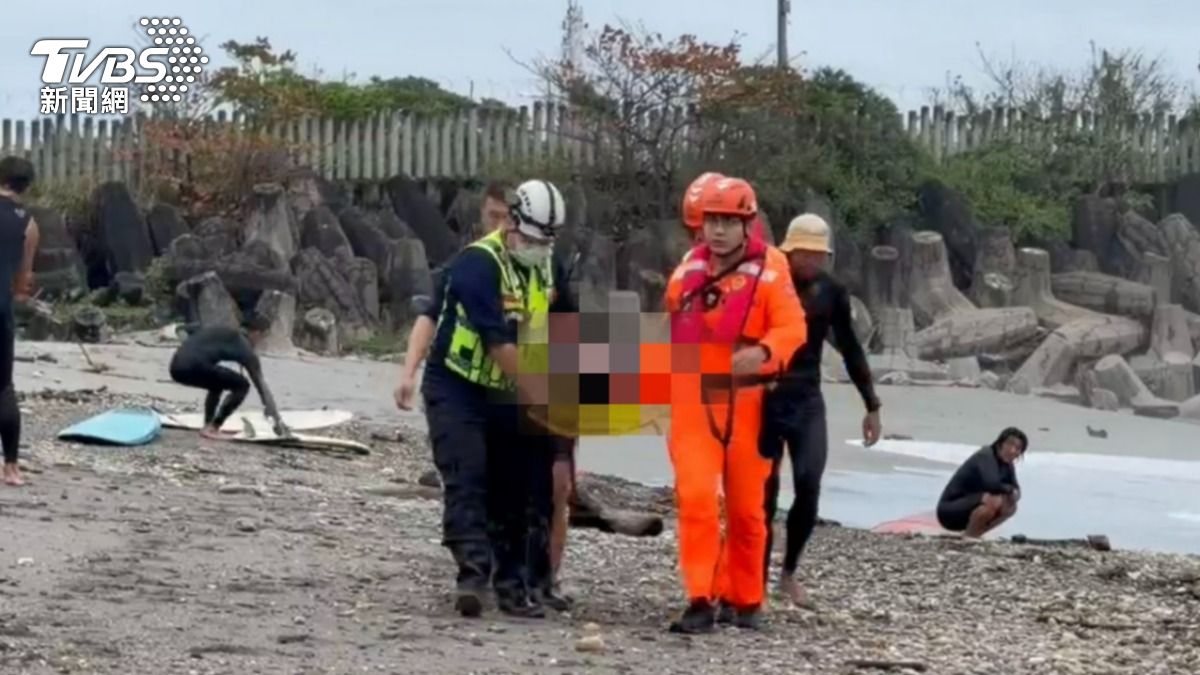 花蓮男撿釣具離岸,多名衝浪客搶救仍不治。(圖/TVBS)