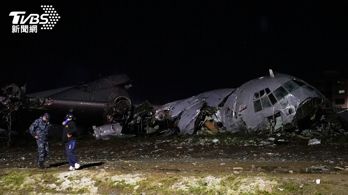 玻利維亞一架C-130軍用運輸機墜毀,大量新鈔散落一地。(圖/達志影像美聯社)