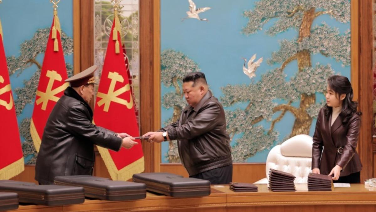 金正恩贈黨政官員「新型步槍」表信任 金主愛射擊照罕見公開