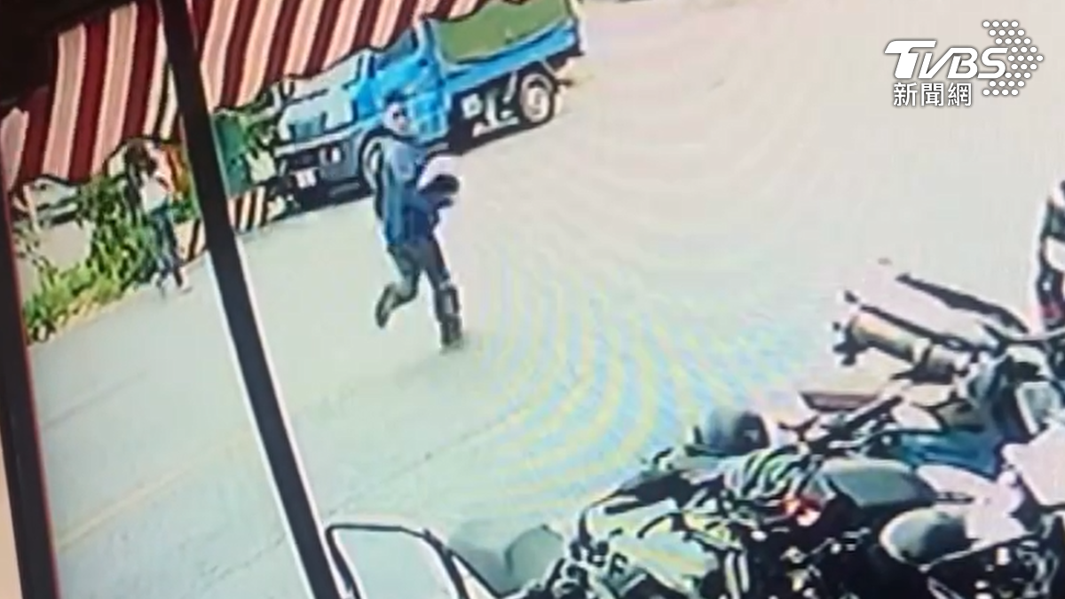 高雄楠梓區一名失聯移工日前見到員警後棄車逃跑闖進機車行，遭比特犬狂吠嚇得連滾帶爬逃出。（圖／TVBS）