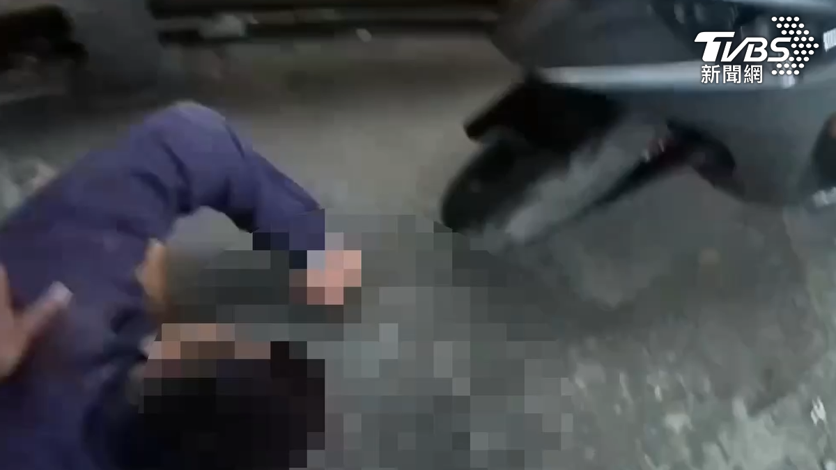 嫌犯逃出機車行後，隨後躲進附近停車場的一輛汽車底下，最終仍被員警逮個正著。（圖／TVBS）